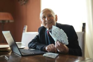 Photo d'un grand-père tenant des billets 